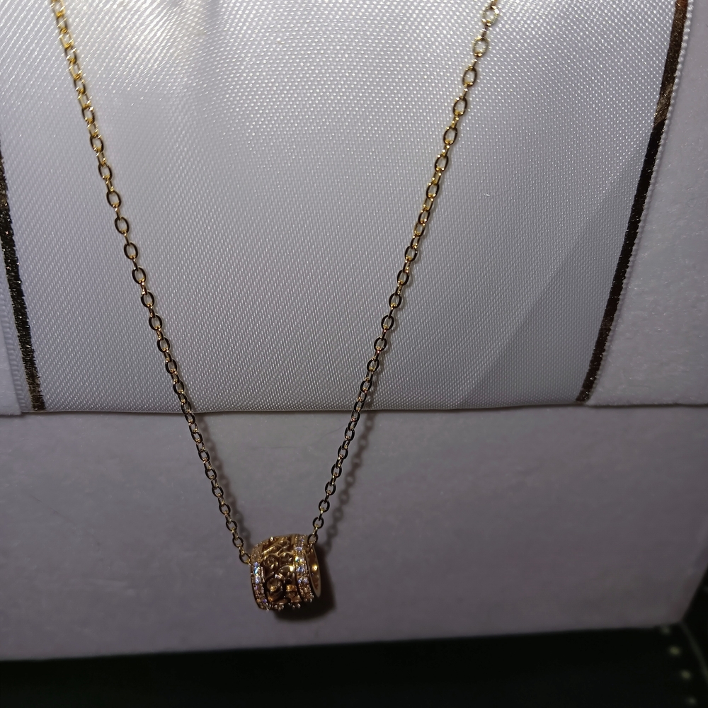 Elegant Gold Necklace with Pendant